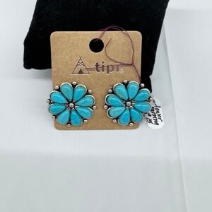 Daisy flower piereced earrings NEW‎